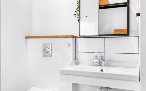 Eckhart - 30Km from the Sea: Wand, Armatur, Interior Design, Bad Sink, Badezimmer, Sinken, Flooring, Zapfhahn, Installation, Spiegel