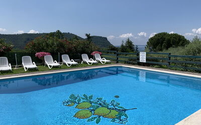 Garda 54: Wasser, Himmel, Schwimmbad, Wolke, Azurblau, Rechteck, Gartenmöbel, Baum, Pflanze, Freizeit