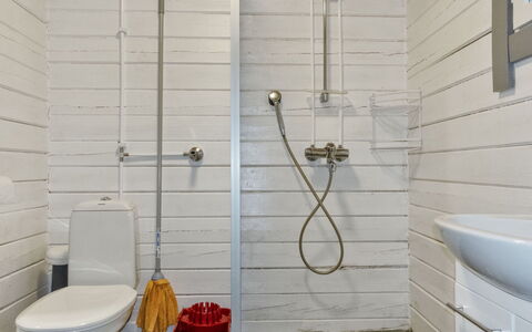 Riekko: Wand, Flooring, Armatur, Badezimmer, Toilleten Sitz, Fussboden, Toilette, Interior Design, Installation, Fliese