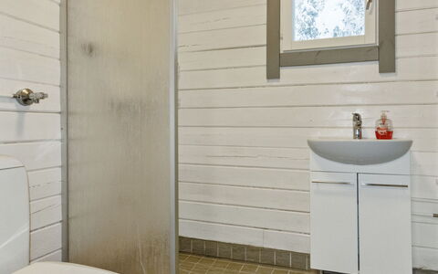 Riekko: Flooring, Fussboden, Wand, Holz, Armatur, Interior Design, Badezimmer, Sinken, Bad Sink, Installation