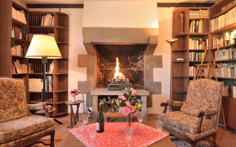 Ker Vignan: Tabelle, Eigentum, Möbel, Couch, Regal, Beleuchtung, Orange, Interior Design, Wohnzimmer, Holz