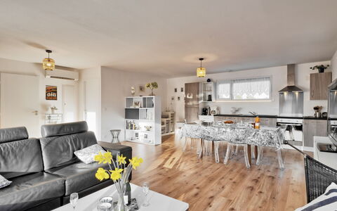 La K'Bane sur Mer: Tabelle, Möbel, Eigentum, Couch, Blume, Interior Design, Wohnzimmer, Bilderrahmen, Gelb, Flooring