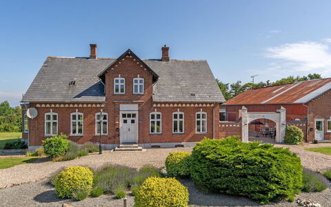 Dvonta - 170M from the Sea: Dach, Zuhause, Tür, Hütte, Schatten, Abstellgleis, Garten, Estate, Hinterhof