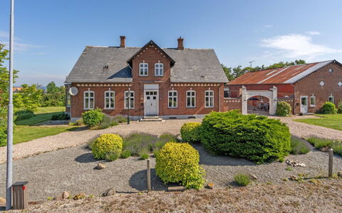 Dvonta - 170M from the Sea: Dach, Zuhause, Tür, Hütte, Schatten, Abstellgleis, Garten, Estate, Hinterhof