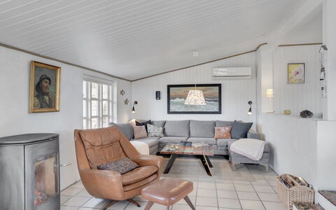 Sharanya - 500M from the Sea: Holz, Flooring, Interior Design, Fussboden, Möbel, Holzboden, Zimmer, Decke, Holzbeize, Hartholz