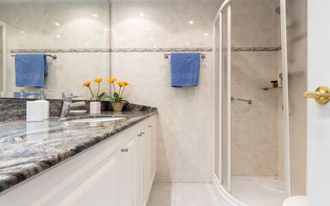 International: Zapfhahn, Armatur, Countertop, Cabinetry, Gebäude, Badezimmer, Interior Design, Blume, Flooring, Fussboden