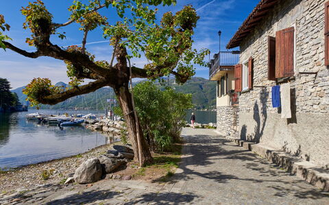 La Cascina: Wasser, Himmel, Fenster, Pflanze, Gebäude, Holz, Baum, See, Haus, Strassenbelag