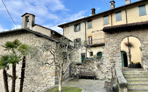 La Cascina: Tabelle, Möbel, Himmel, Eigentum, Fenster, Wasser, Gebäude, Pflanze, Stuhl, Interior Design
