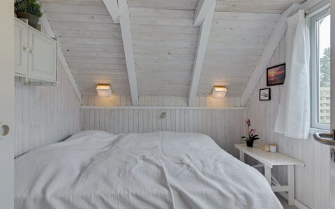 Fani - 200M from the Sea: Holz, Schlafzimmer, Weiss, Decke, Interior Design, Bett, Möbel, Fussboden, Bedding, Flooring