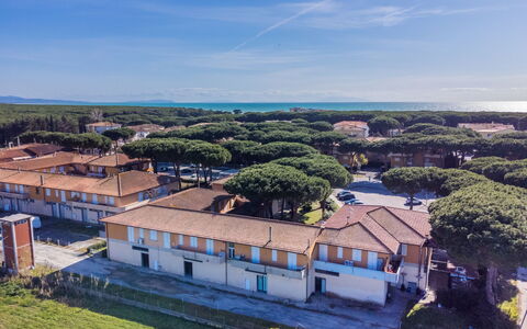 Appartamento la Cecinese: Himmel, Gebäude, Schnee, Haus, Fenster, Baum, Steigung, Tür, Einfrieren, Hütte