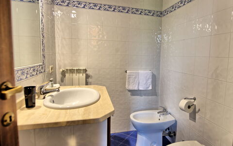 Casale Chieteno: Zapfhahn, Armatur, Spiegel, Sinken, Bad Sink, Eigentum, Badezimmer, Lila, Badezimmerschrank, Interior Design