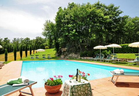 Casale Chieteno: Wasser, Pflanze, Himmel, Baum, Azurblau, Schwimmbad, Wolke, Gartenmöbel, Blume, Freizeit