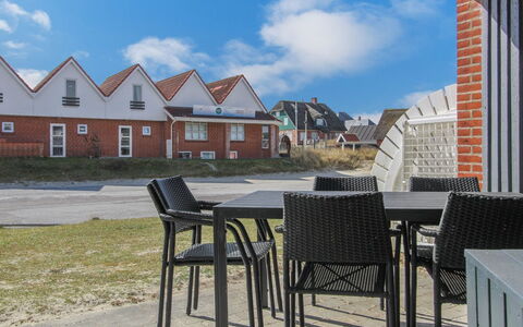 Jaakko - 100M from the Sea: Dach, Haus, Zuhause, Hütte, Tür, Abstellgleis, Deck, Veranda, Planke, Hartholz