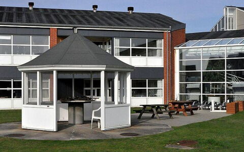 Milly - 100M from the Sea: Möbel, Interior Design, Flooring, Holz, Fussboden, Decke, Holzboden, Stuhl, Tabelle, Beleuchtung
