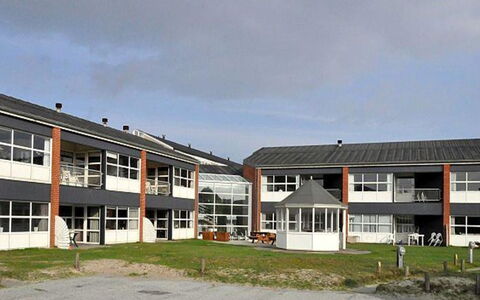 Milly - 100M from the Sea: Möbel, Interior Design, Flooring, Holz, Fussboden, Decke, Holzboden, Stuhl, Tabelle, Beleuchtung