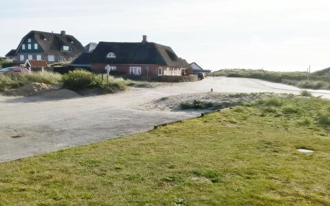 Milly - 100M from the Sea: Möbel, Interior Design, Flooring, Holz, Fussboden, Decke, Holzboden, Stuhl, Tabelle, Beleuchtung
