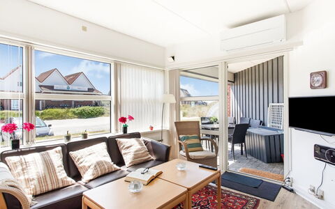 Milly - 100M from the Sea: Möbel, Interior Design, Flooring, Holz, Fussboden, Decke, Holzboden, Stuhl, Tabelle, Beleuchtung