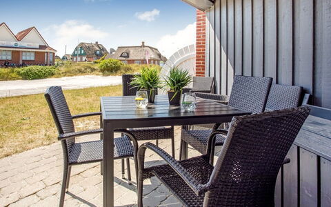 Milly - 100M from the Sea: Möbel, Interior Design, Flooring, Holz, Fussboden, Decke, Holzboden, Stuhl, Tabelle, Beleuchtung