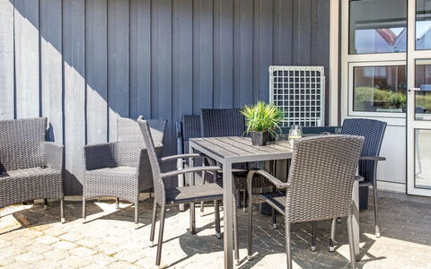 Milly - 100M from the Sea: Möbel, Interior Design, Flooring, Holz, Fussboden, Decke, Holzboden, Stuhl, Tabelle, Beleuchtung