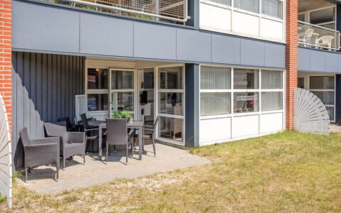 Milly - 100M from the Sea: Möbel, Interior Design, Flooring, Holz, Fussboden, Decke, Holzboden, Stuhl, Tabelle, Beleuchtung