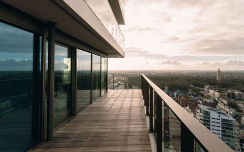 Sky Tower View with Parking: Himmel, Wolke, Gebäude, Eigentum, Holz, Schatten, Sonnenlicht, Gewässer, Fussboden, Horizont
