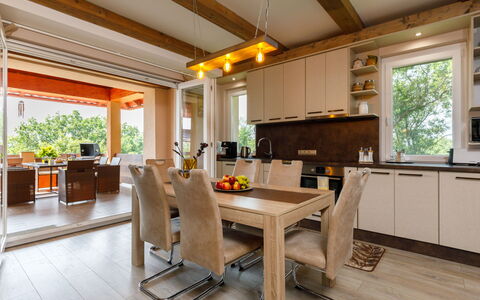 Zen: Tabelle, Möbel, Pflanze, Fenster, Stuhl, Gebäude, Holz, Cabinetry, Countertop, Interior Design