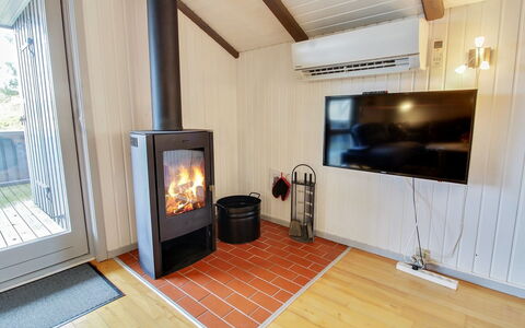 Igilfar - 700M from the Sea: Möbel, Interior Design, Flooring, Holz, Fussboden, Decke, Holzboden, Stuhl, Tabelle, Beleuchtung