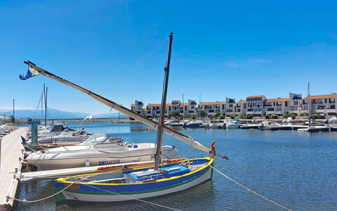 Port Saint Ange: Boot, Blau, Wasser, Watercraft, Gewässer, Boote Und Boating - Geräte Und Materialien, Wasserweg, Sommer, Yachthafen, Schiffsbau