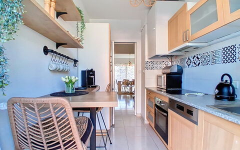 Epsom: Interior Design, Möbel, Flooring, Holz, Fussboden, Küche, Countertop, Decke, Beleuchtung, Light Fixture