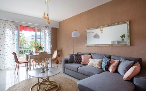 Epsom: Tabelle, Himmel, Möbel, Eigentum, Gebäude, Wolke, Geschirr, Azurblau, Stuhl, Interior Design