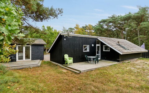 Menke - 150M from the Sea: Dach, Haus, Grundstueck, Zuhause, Hütte, Estate, Gartenbauten, Schatten, Blockhaus, Landscaping
