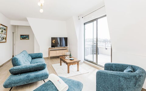 Dinard 219: Möbel, Wohnung, Stuhl, Wohnzimmer, Hotel, Couch, Penthouse, Daylighting, Holzboden