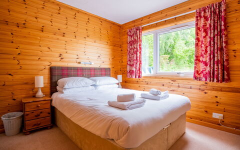 Drumnadrochit 120: Eigentum, Möbel, Gebäude, Fenster, Komfort, Holz, Textil, Interior Design, Schatten