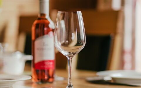 Drumnadrochit 120: Geschirr, Kelche, Drinkware, Flasche, Barware, Weinglas, Wein, Tabelle