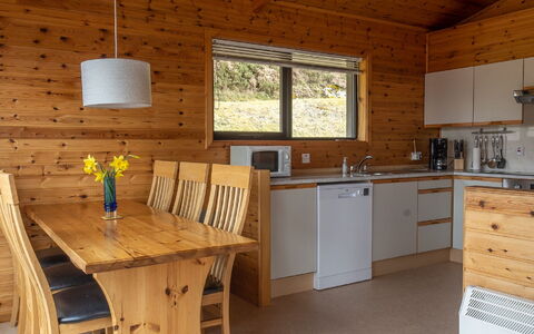 Drumnadrochit 120: Cabinetry, Möbel, Eigentum, Spüle, Fenster, Tabelle, Sinken, Countertop, Gebäude, Holz