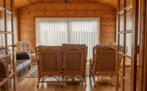 Drumnadrochit 120: Holz, Gebäude, Interior Design, Fenster, Flooring, Holzbeize, Fussboden, Komfort, Hartholz, Stuhl