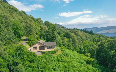 Drumnadrochit 120: Wolke, Berg, Himmel, Pflanze, Pflanzengemeinschaft, Grün, Fenster, Natürliche Landschaft, Hochland, Baum