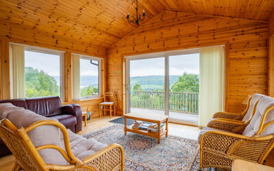 Drumnadrochit 120: Eigentum, Möbel, Fenster, Gebäude, Pflanze, Holz, Interior Design, Tabelle, Baum, Die Architektur