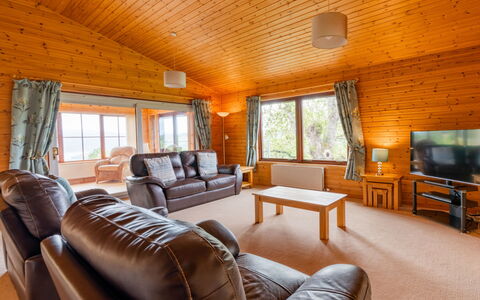 Drumnadrochit 121: Eigentum, Möbel, Couch, Komfort, Holz, Wohnzimmer, Tabelle, Beleuchtung, Interior Design, Fussboden