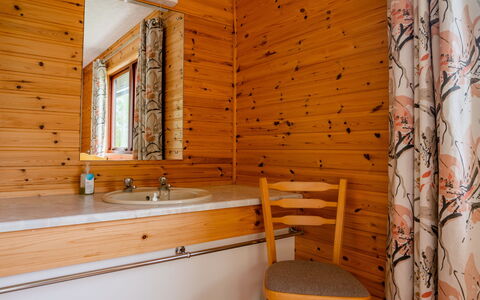 Drumnadrochit 121: Zapfhahn, Fenster, Armatur, Gebäude, Sinken, Holz, Interior Design, Spiegel, Flooring, Badezimmer