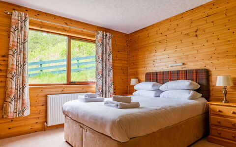 Drumnadrochit 121: Möbel, Gebäude, Eigentum, Komfort, Holz, Textil, Interior Design, Bettrahmen, Schatten, Bett