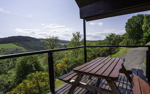 Drumnadrochit 121: Himmel, Wolke, Eigentum, Pflanze, Veranda, Holz, Gebäude, Schatten, Baum, Natürliche Landschaft