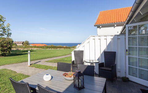 Thamina - 400M from the Sea: Möbel, Interior Design, Flooring, Holz, Fussboden, Decke, Holzboden, Stuhl, Tabelle, Beleuchtung