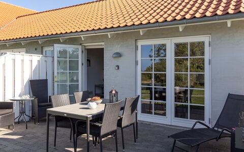 Thamina - 400M from the Sea: Möbel, Interior Design, Flooring, Holz, Fussboden, Decke, Holzboden, Stuhl, Tabelle, Beleuchtung