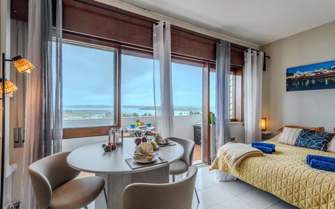 Alvor Bay Dream: Möbel, Interior Design, Fussboden, Wohnung, Zimmer, Bett, Schlafzimmer, Resort, Hotel, Stuhl