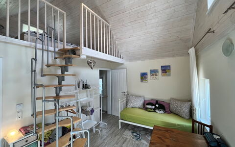 Tiny Lavender House: Eigentum, Holz, Interior Design, Flooring, Fussboden, Wand, Couch, Komfort, Hartholz, Gebäude