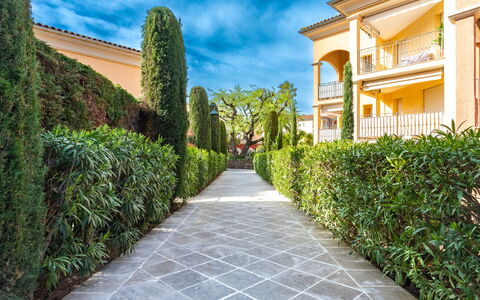 Saint-Tropez 540: Wasser, Himmel, Gebäude, Pflanze, Eigentum, Schwimmbad, Azurblau, Baum, Fenster, Haus