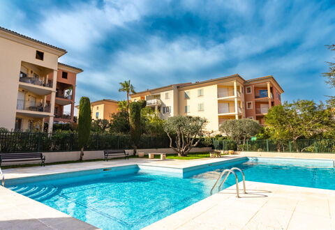 Saint-Tropez 540: Wasser, Himmel, Gebäude, Pflanze, Eigentum, Schwimmbad, Azurblau, Baum, Fenster, Haus