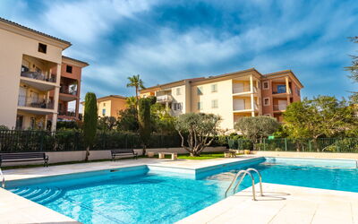 Saint-Tropez 540: Wasser, Himmel, Gebäude, Pflanze, Eigentum, Schwimmbad, Azurblau, Baum, Fenster, Haus