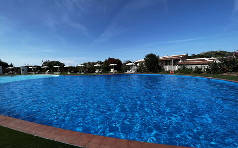 Lidia Capo Ceraso Resort: Wasser, Himmel, Wolke, Gebäude, Schwimmbad, Pflanze, Blau, Rechteck, Haus, Natürliche Landschaft